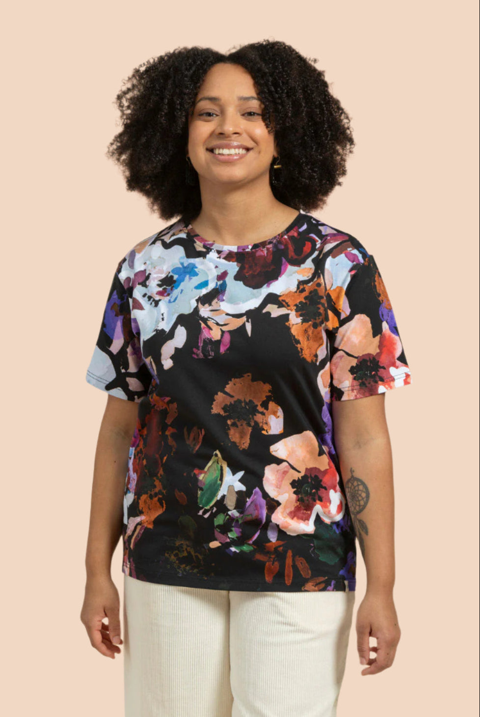 Naisten puuvillatrikoinen t-paita kukkakuosilla