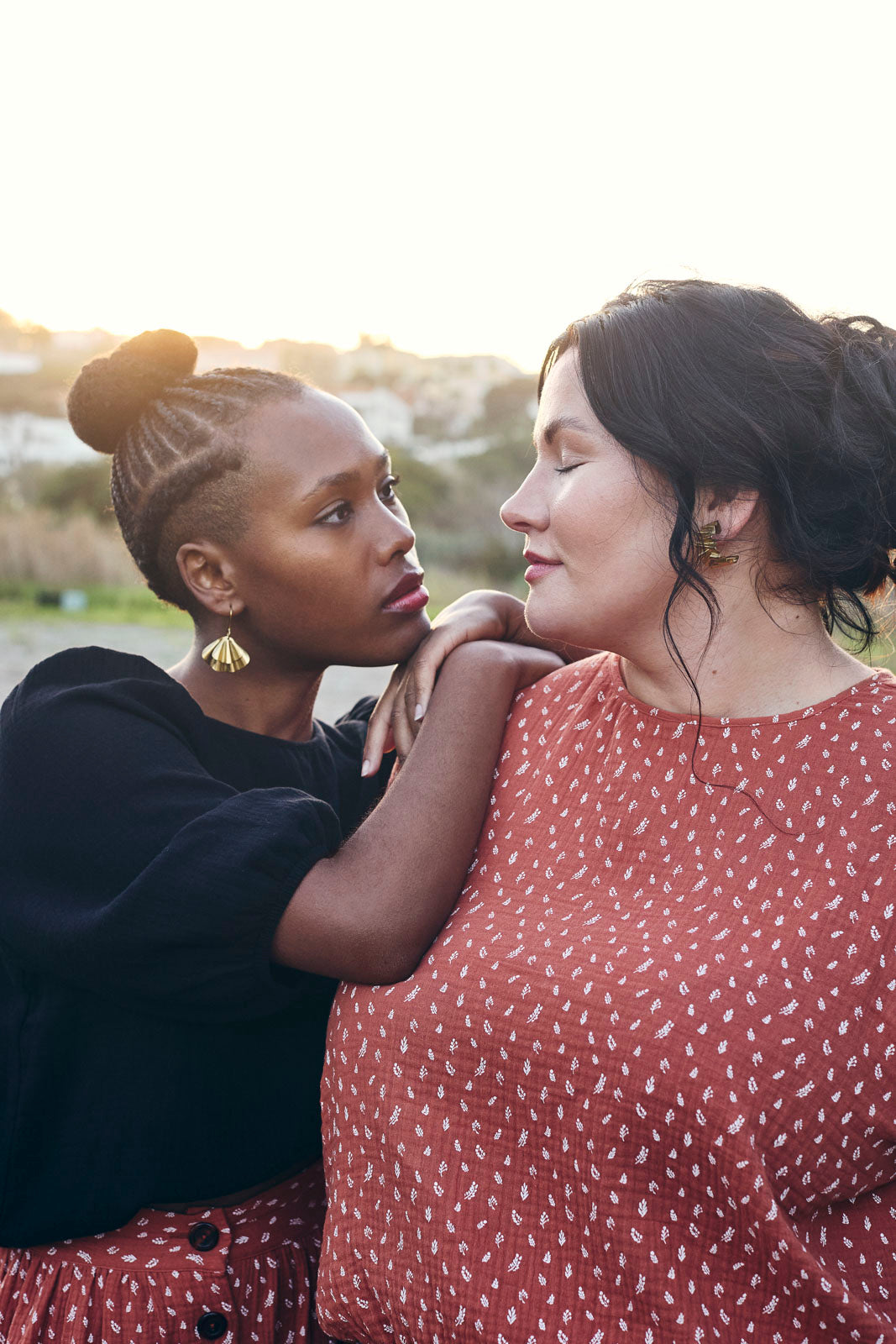 Naisten musta puuvillapaita