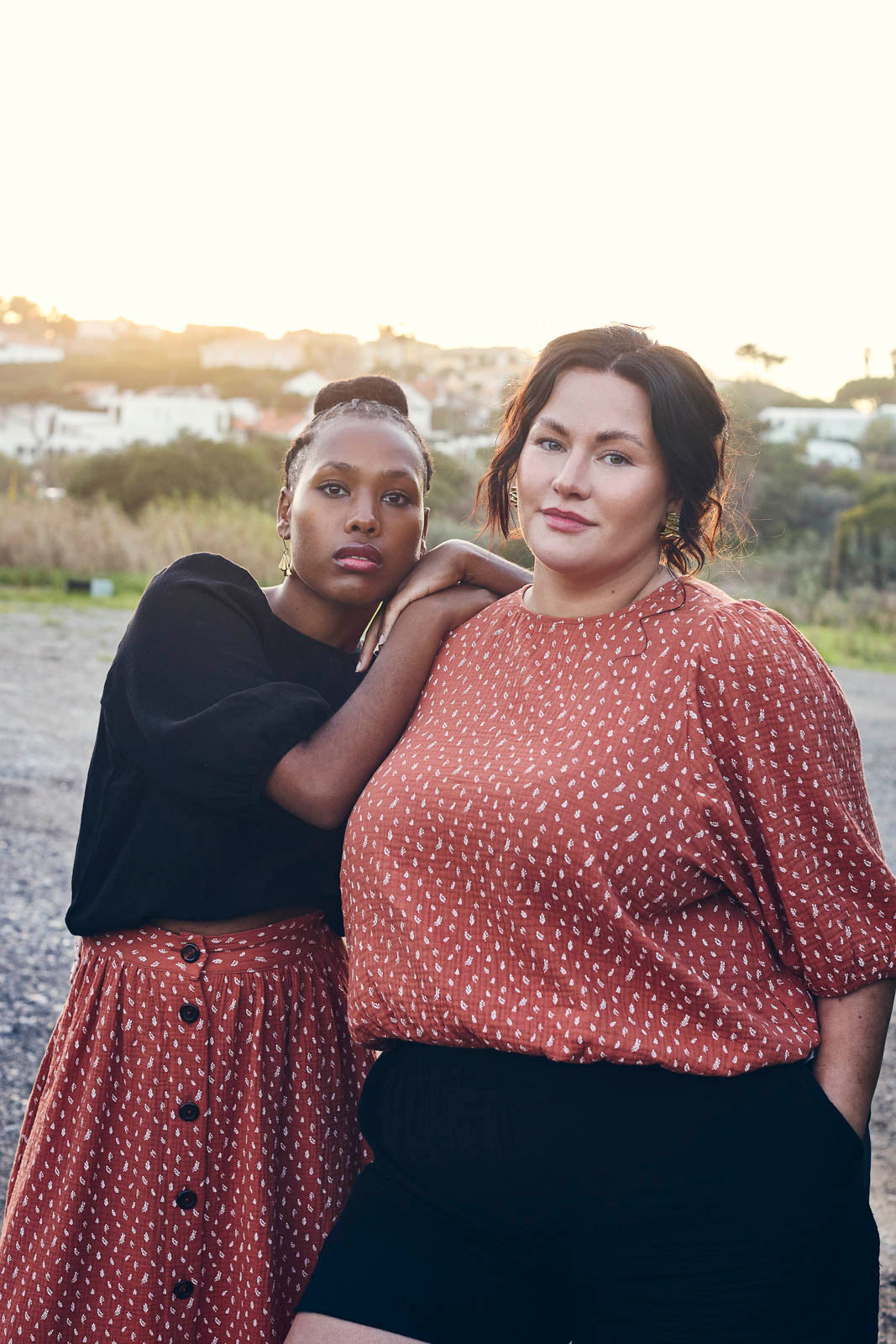 Naisten oranssi puuvillahame minimalistisella kuosilla