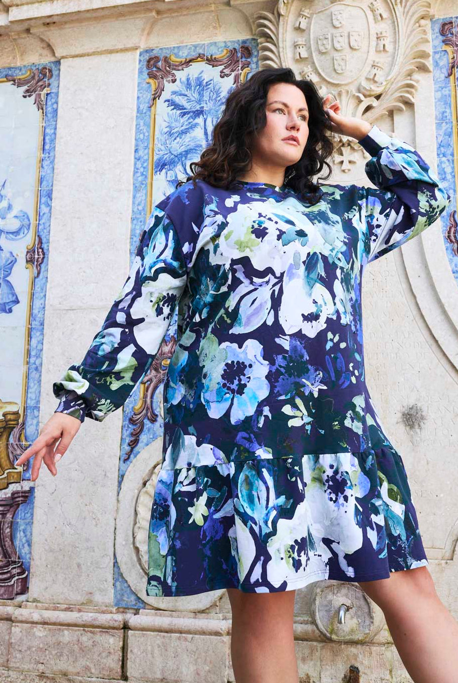 Naisten sininen puuvillamekko kukkakuviolla | modelheight:170, size:XL