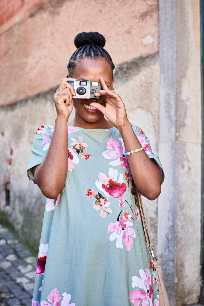 Naisten vihreä t-paitamekko kukkakuosilla