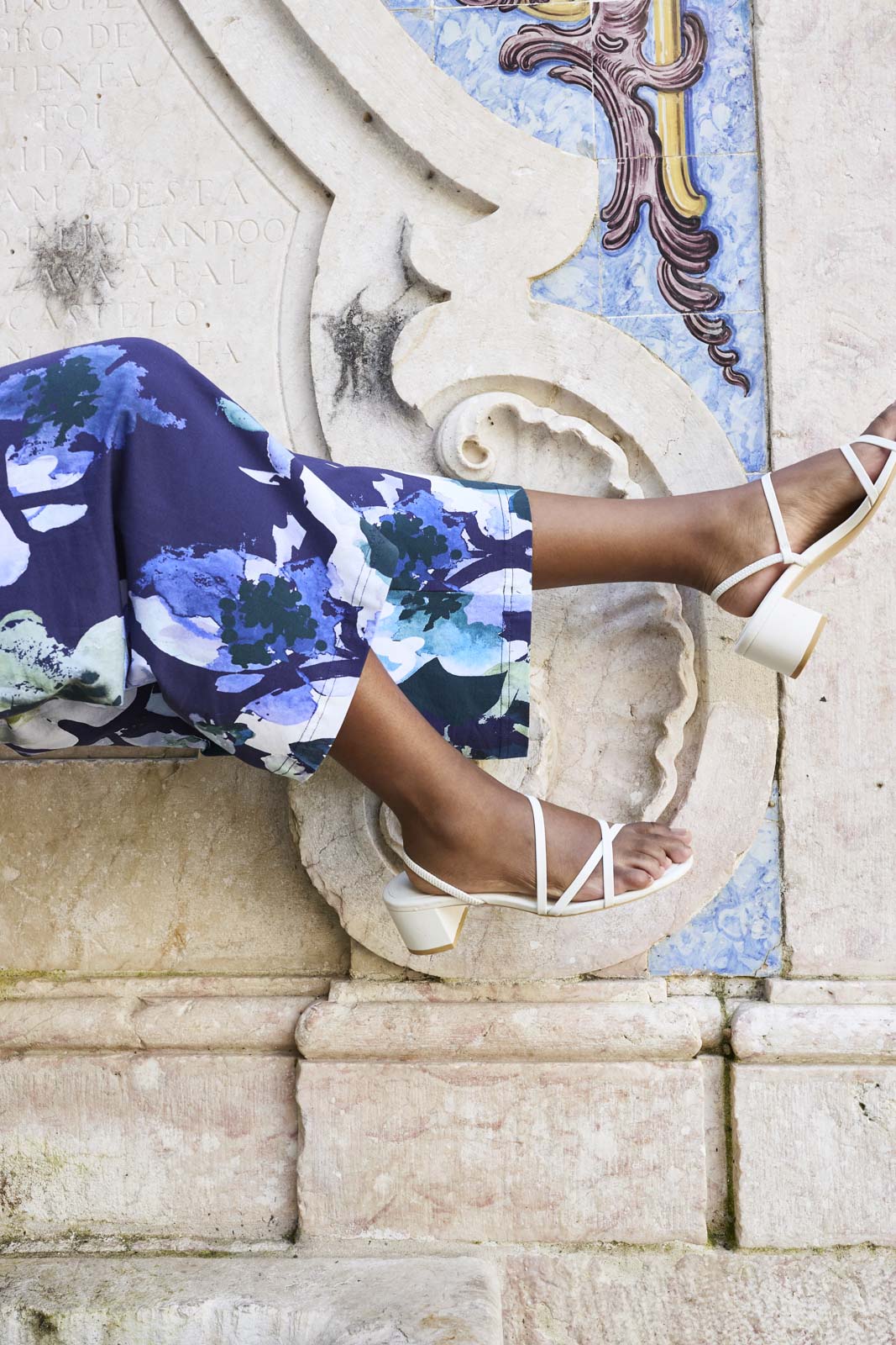 Naisten sininen puuvillahousut kukkakuviolla