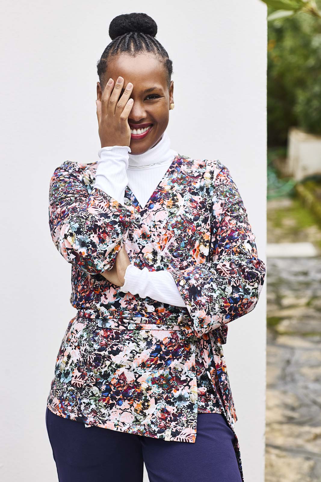 Naisten värikäs puuvillapaita kukkakuviolla | modelheight:158, size:XS