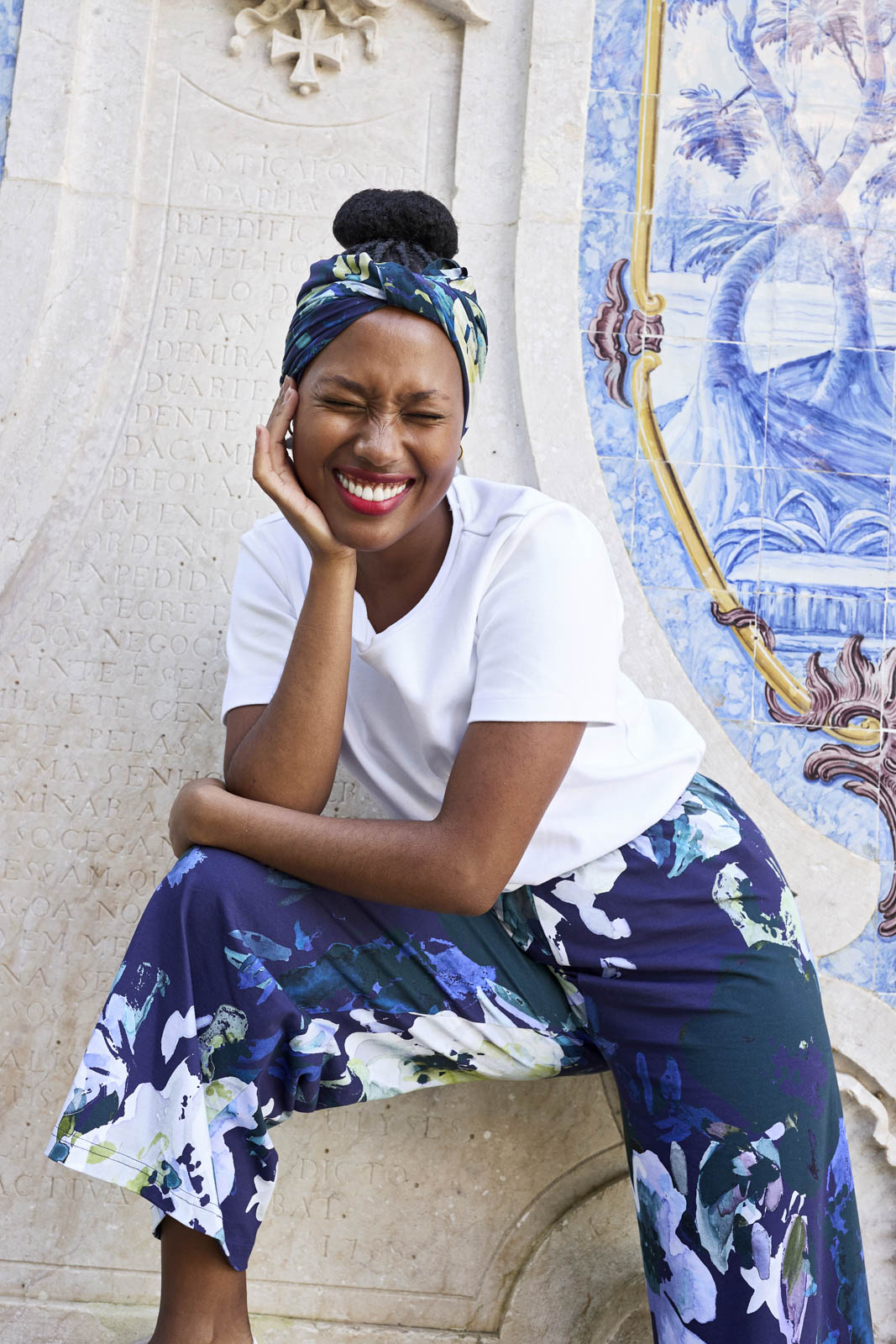 Naisten sininen puuvillahousut kukkakuviolla | modelheight:158, size:XS