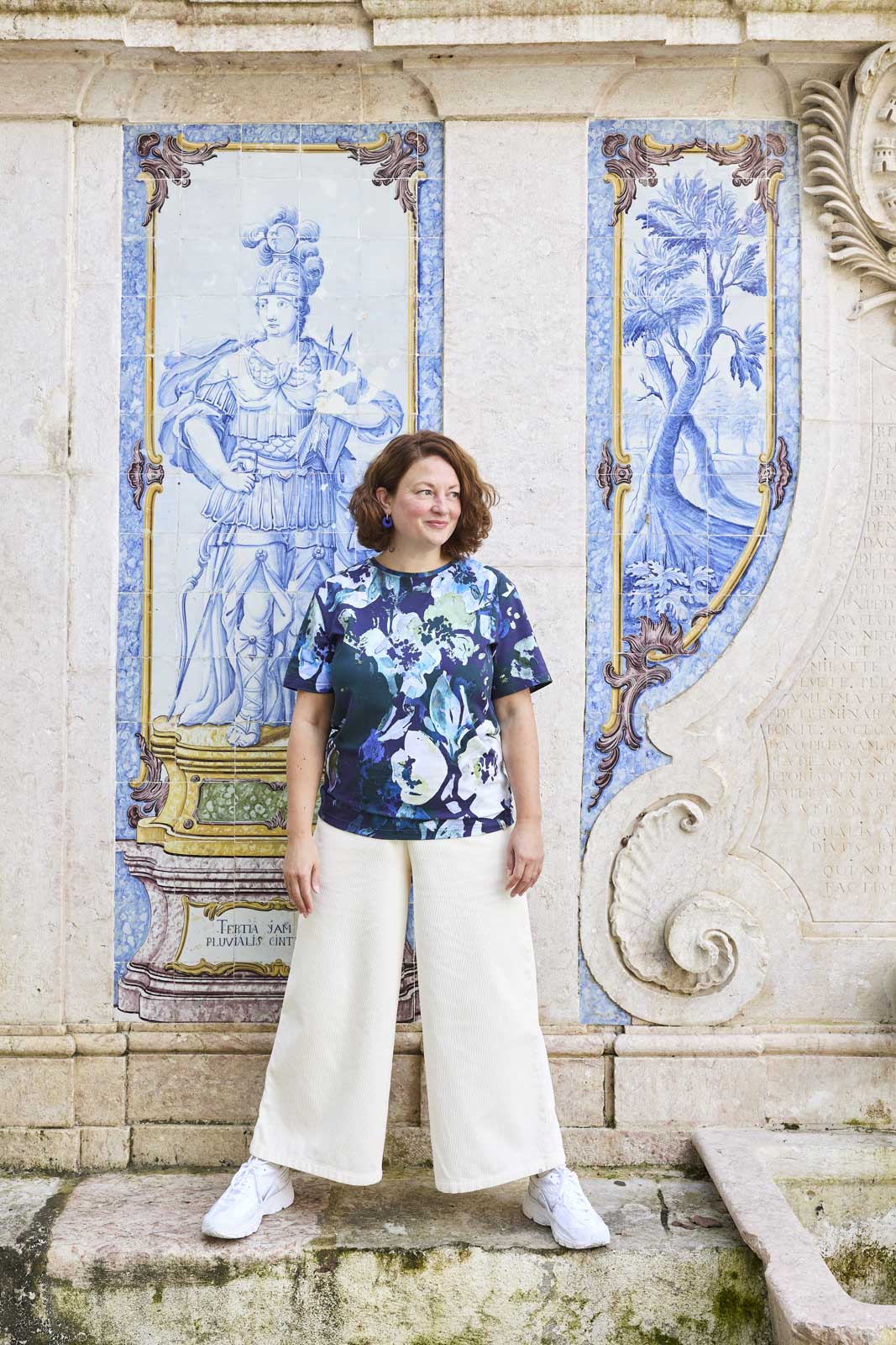 Naisten sininen paita kukkakuviolla