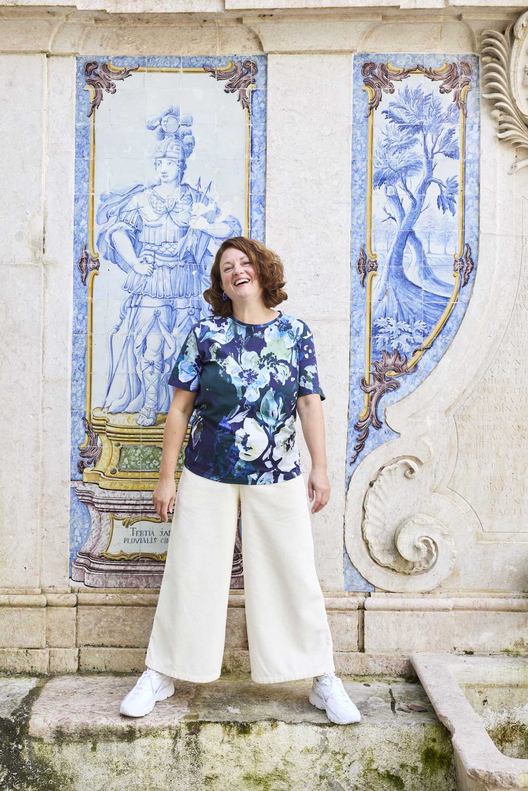 Naisten sininen paita kukkakuviolla