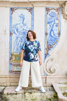 Naisten sininen paita kukkakuviolla