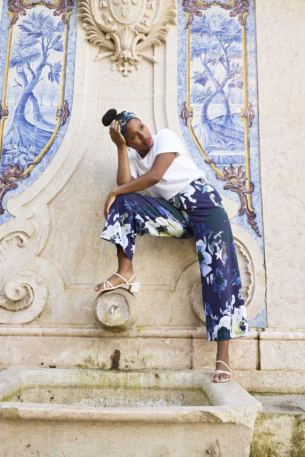 Naisten sininen puuvillahousut kukkakuviolla | modelheight:158, size:XS