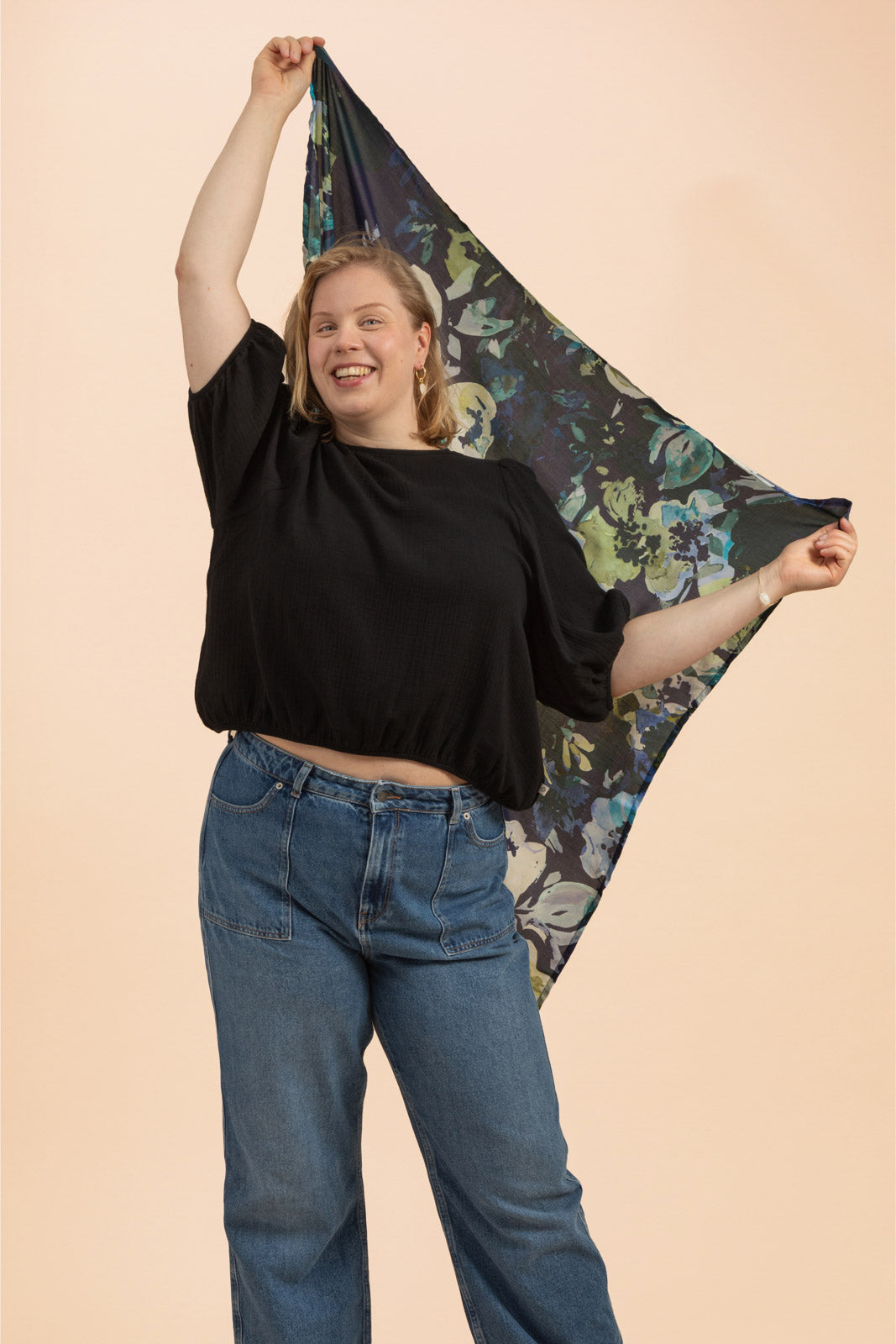 Naisten musta puuvillapaita | modelheight:174, size:XL