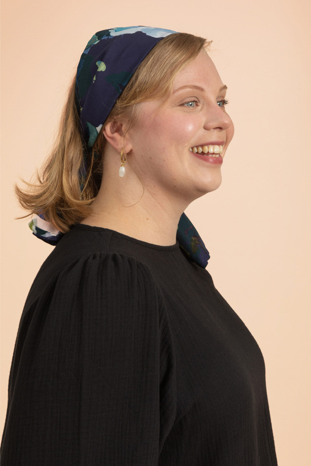 Naisten sininen kukkahuivi