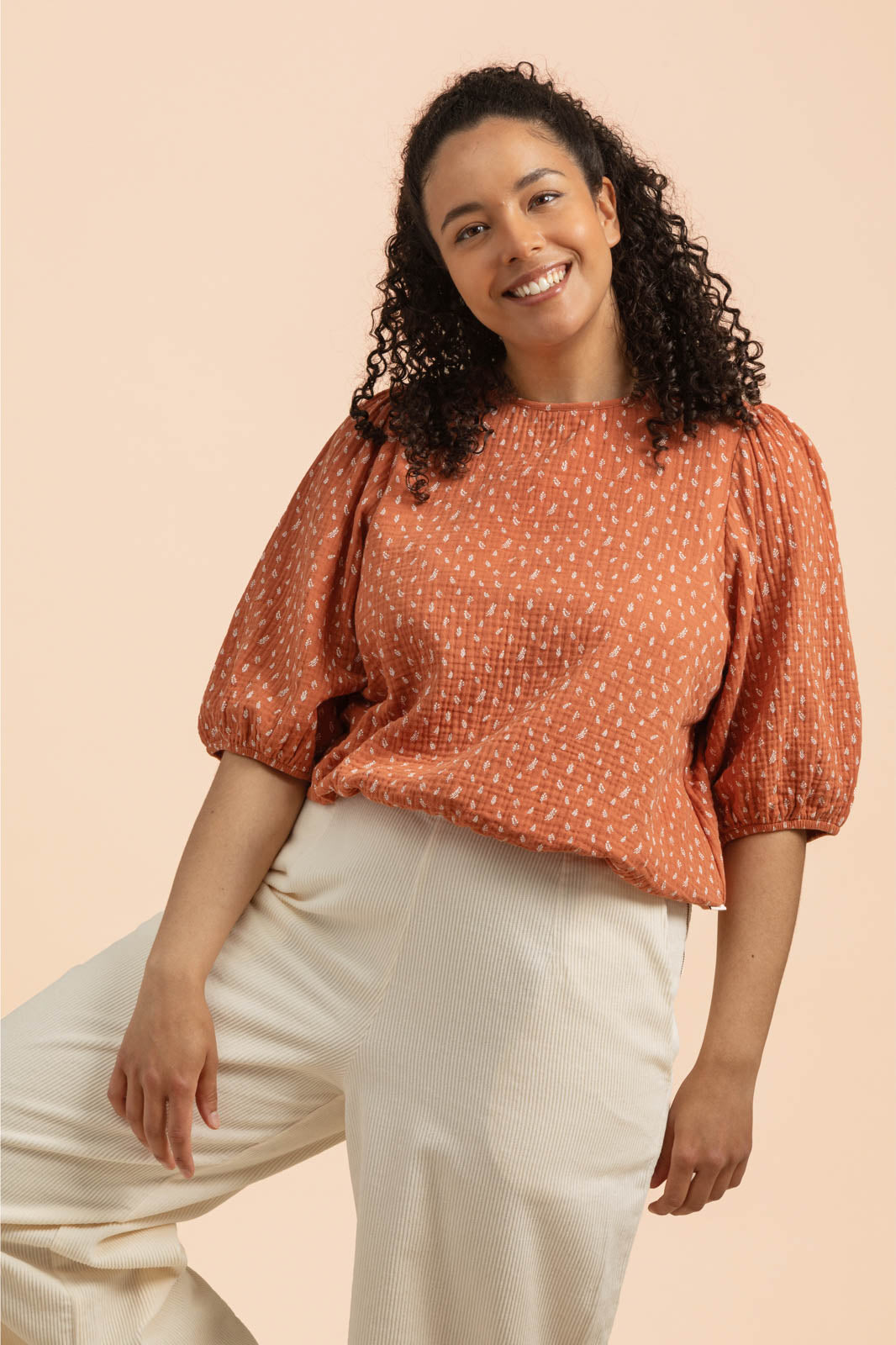 Naisten oranssi puuvillapaita minimalistisella kuosilla | modelheight:169, size:M