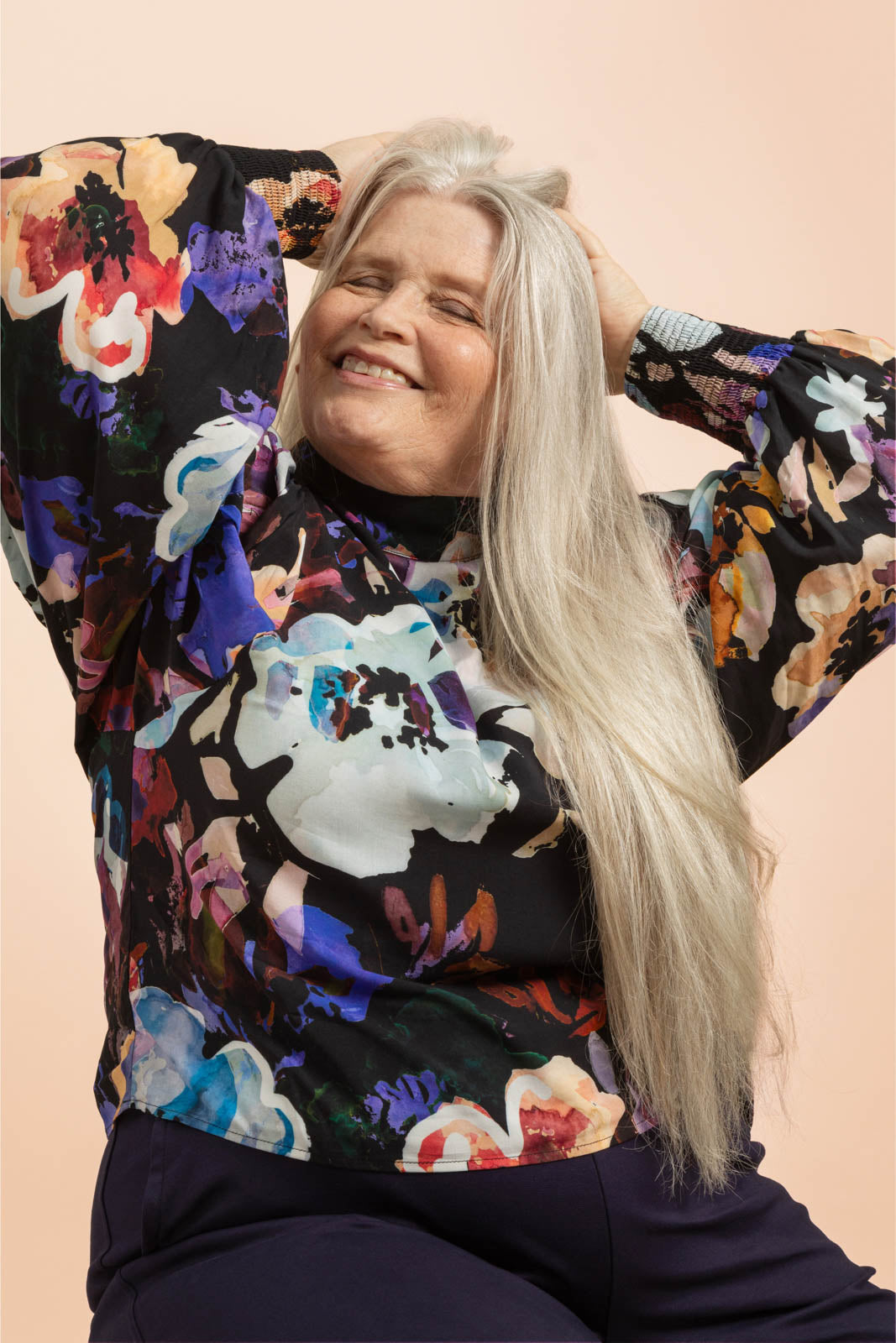 Naisten musta paita kukkakuviolla