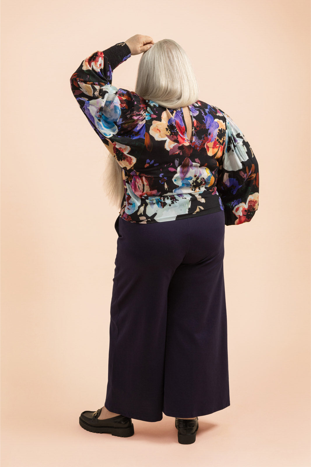 Naisten musta paita kukkakuviolla | modelheight:167, size:XL