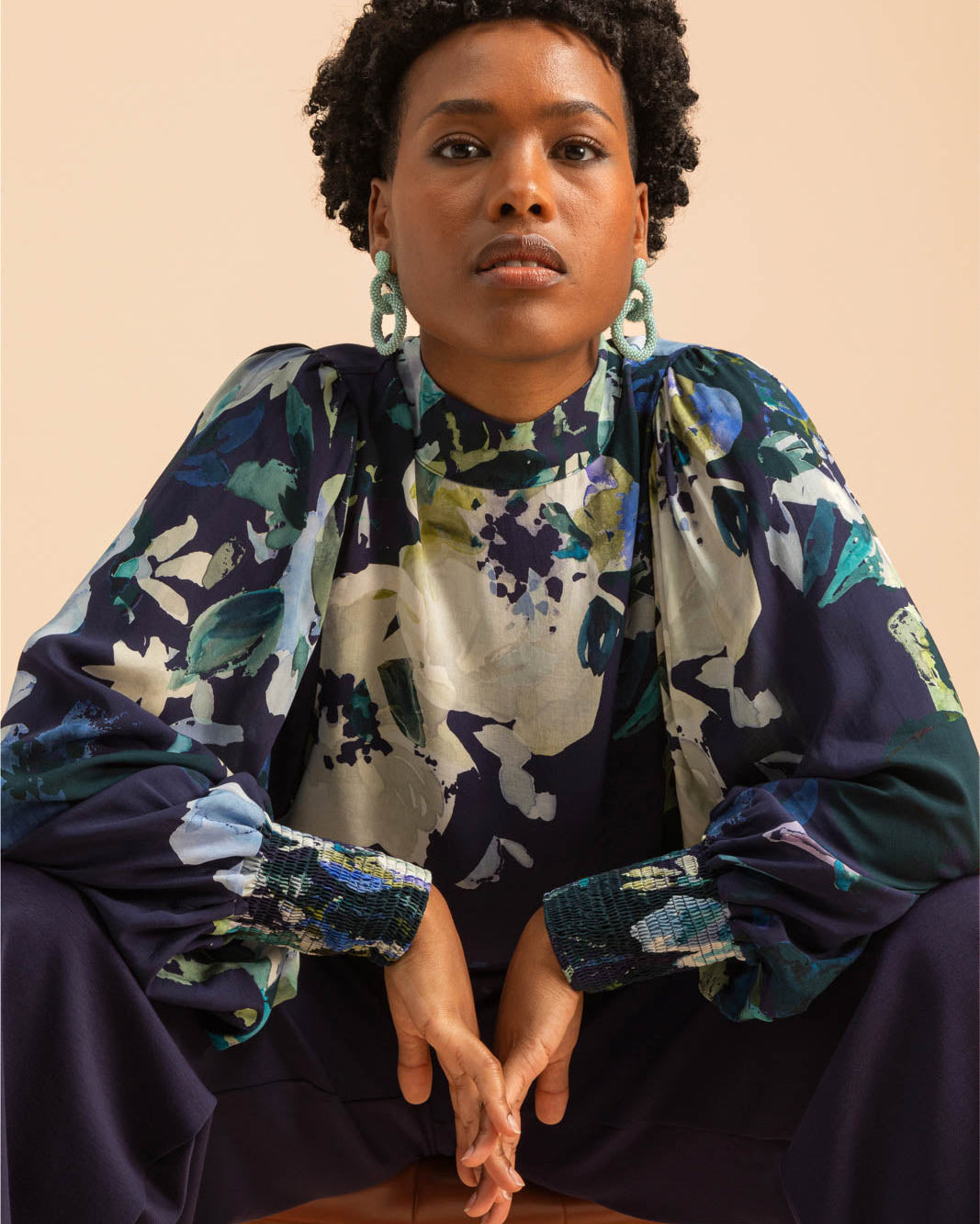 Naisten sininen paita kukkakuviolla