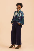 Naisten sininen paita kukkakuviolla