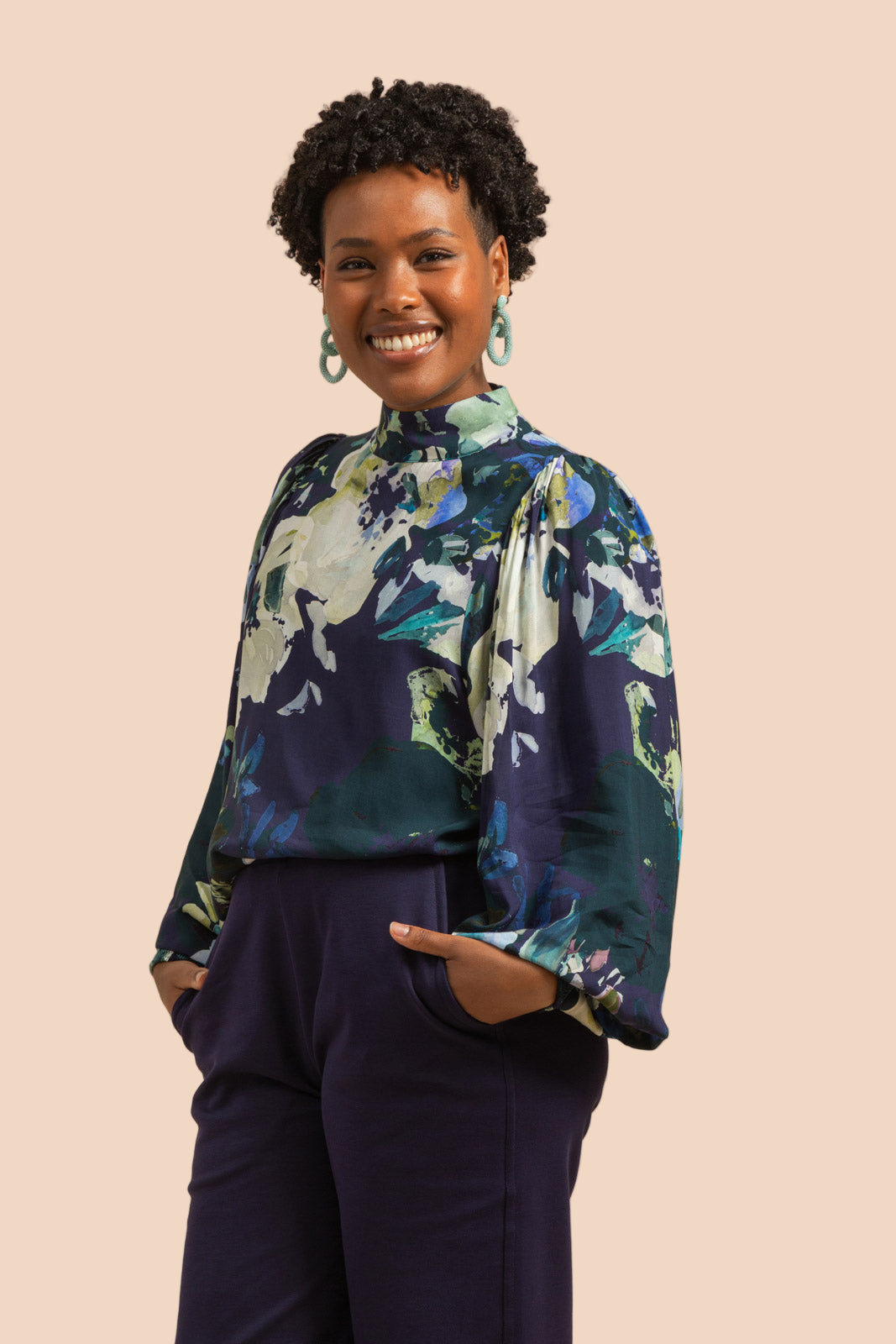 Naisten sininen paita kukkakuviolla | modelheight:158, size:XS