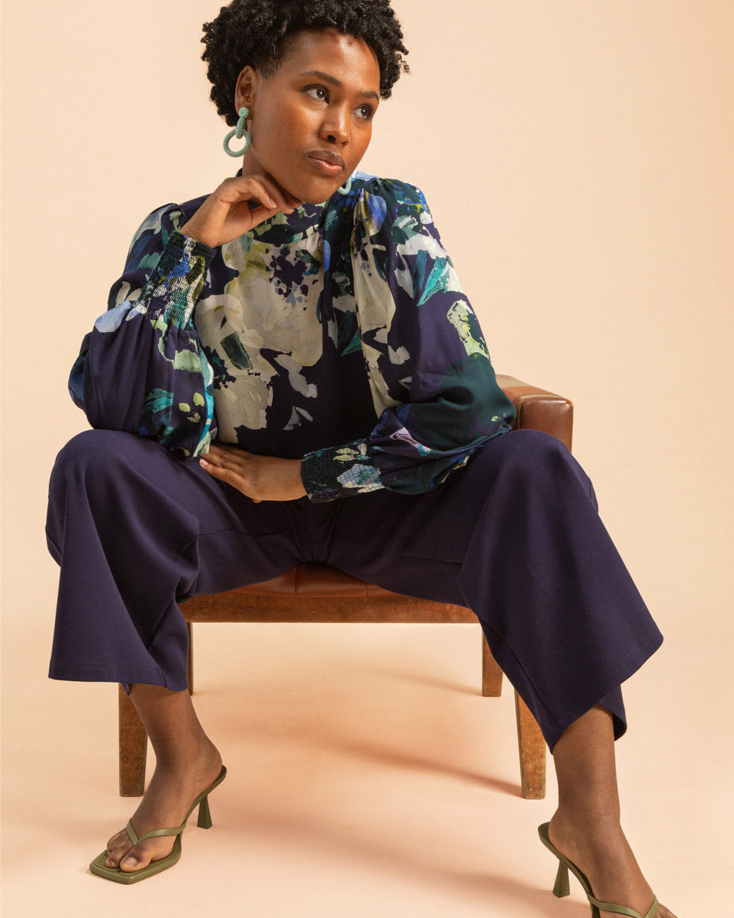 Naisten sininen paita kukkakuviolla