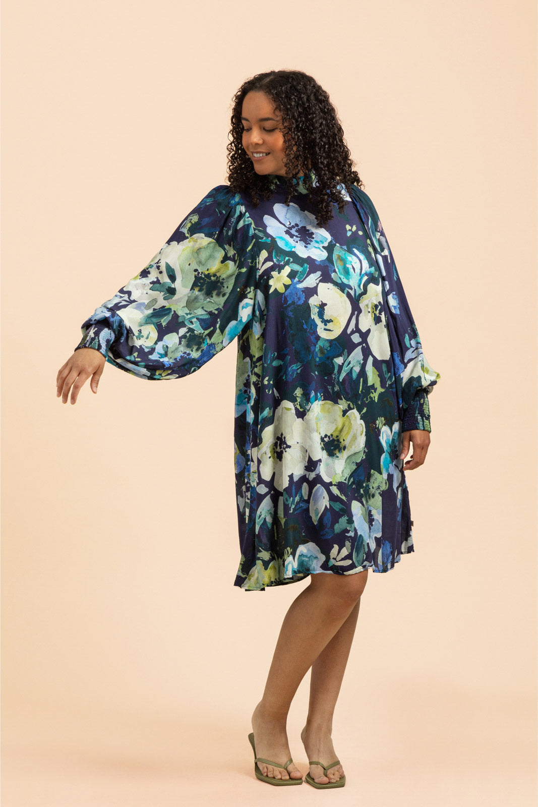 Naisten sininen mekko kukkakuviolla