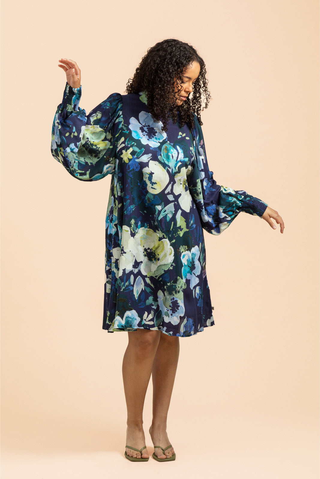 Naisten sininen mekko kukkakuviolla