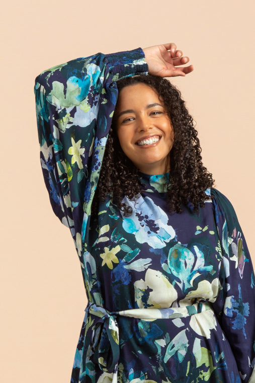 Naisten sininen mekko kukkakuviolla