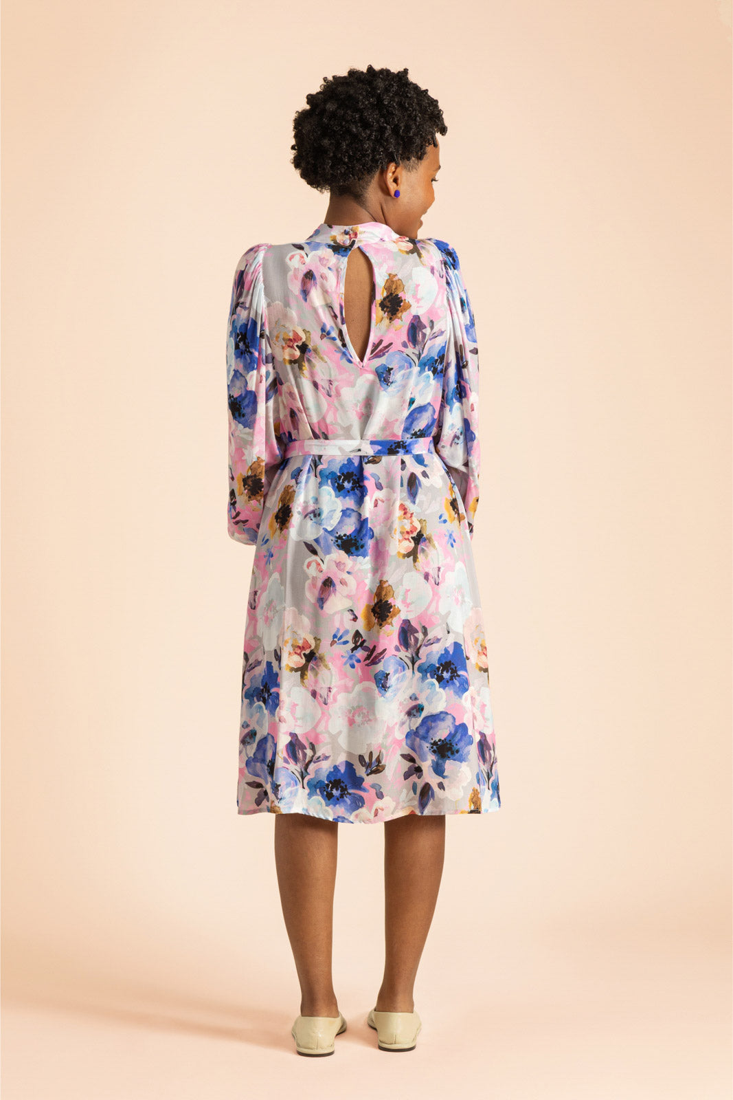 Naisten liila mekko kukkakuviolla | modelheight:158, size:XS