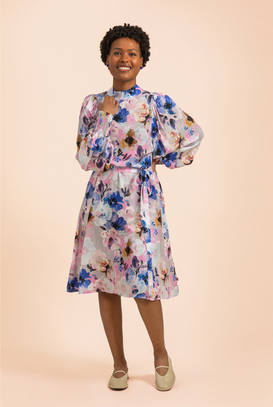 Naisten liila mekko kukkakuviolla | modelheight:158, size:XS