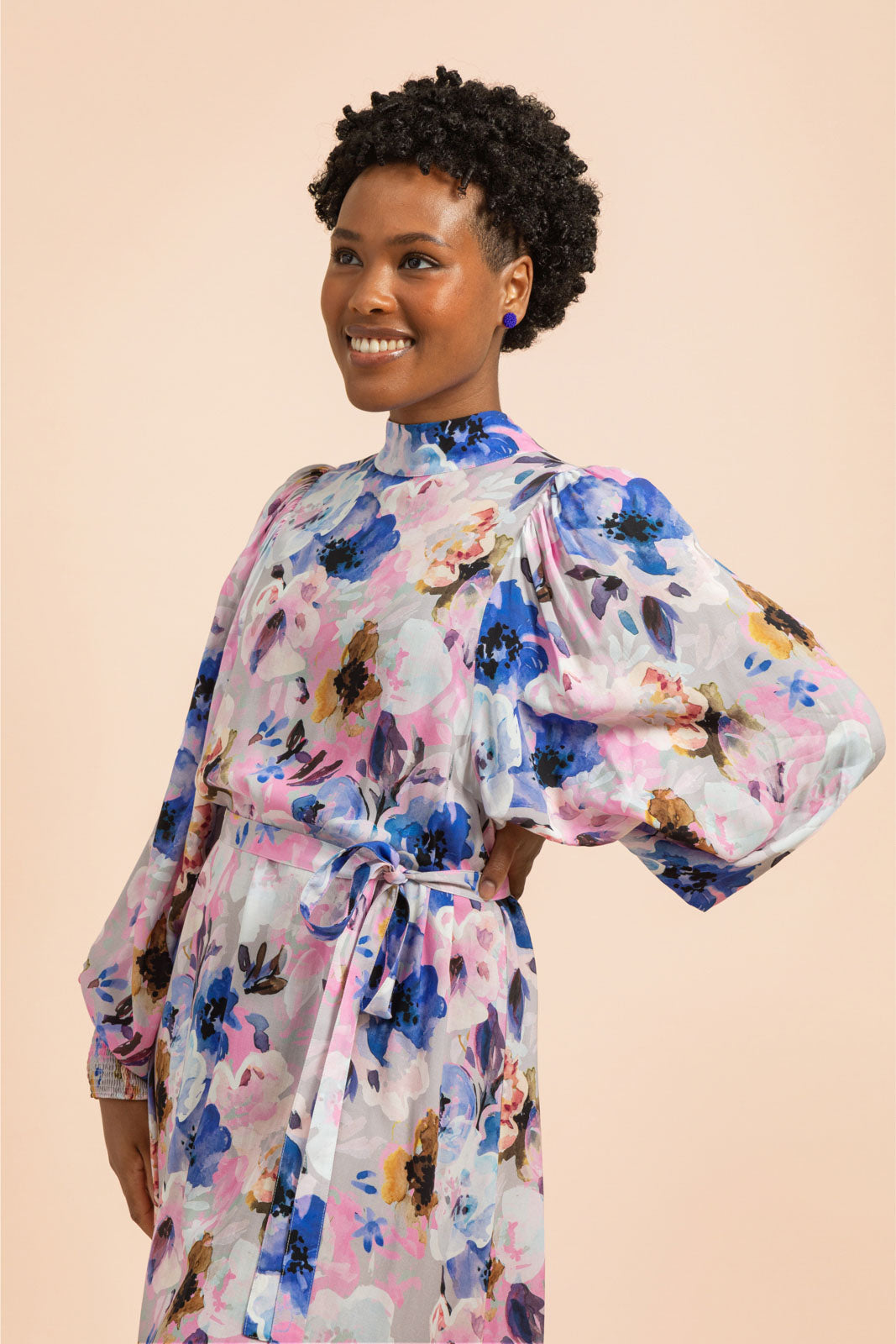 Naisten liila mekko kukkakuviolla | modelheight:158, size:XS