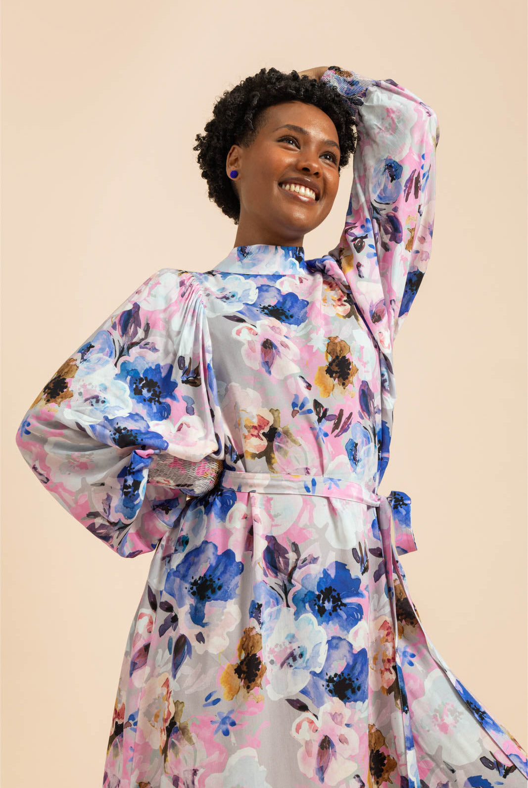 Naisten liila mekko kukkakuviolla