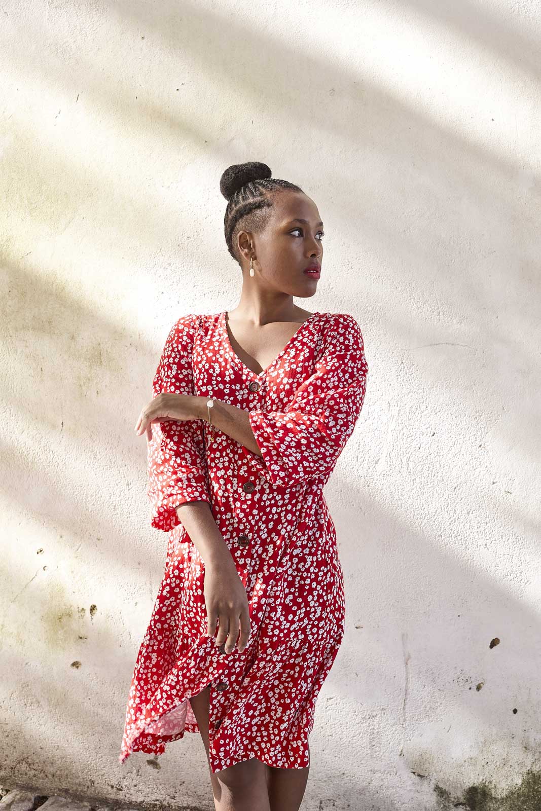 Naisten punainen puuvillamekko kukkakuviolla