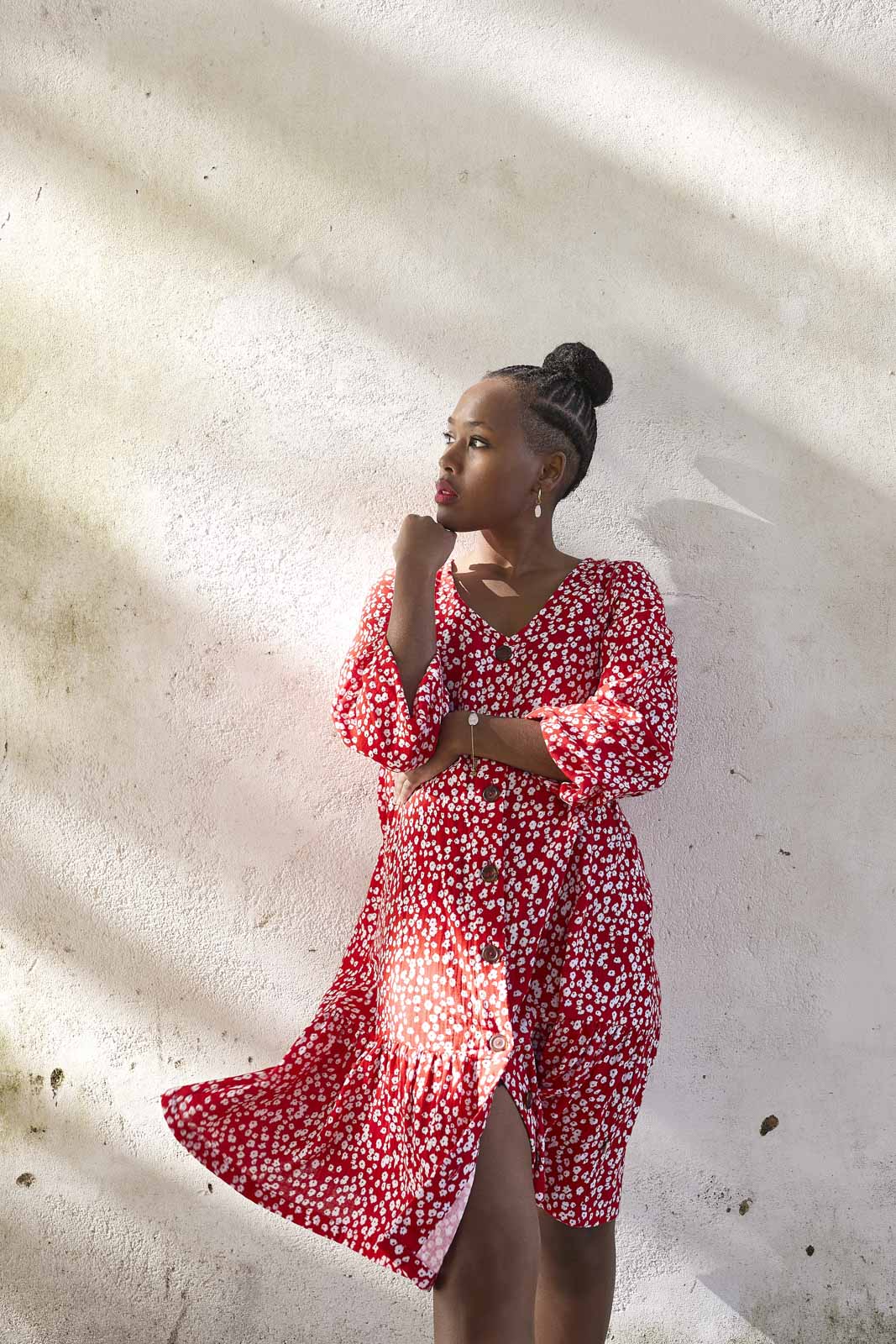 Naisten punainen puuvillamekko kukkakuviolla