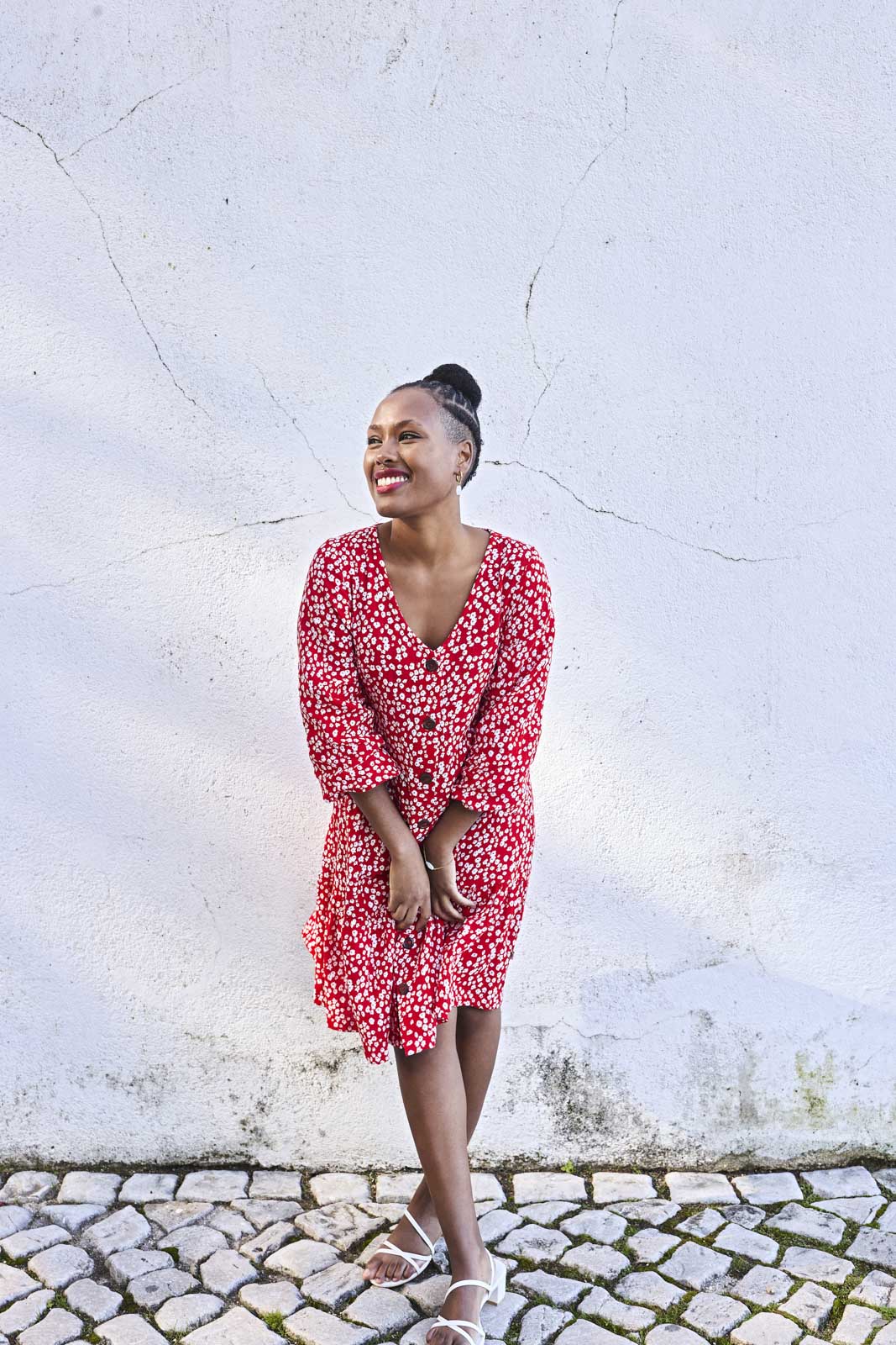 Naisten punainen puuvillamekko kukkakuviolla