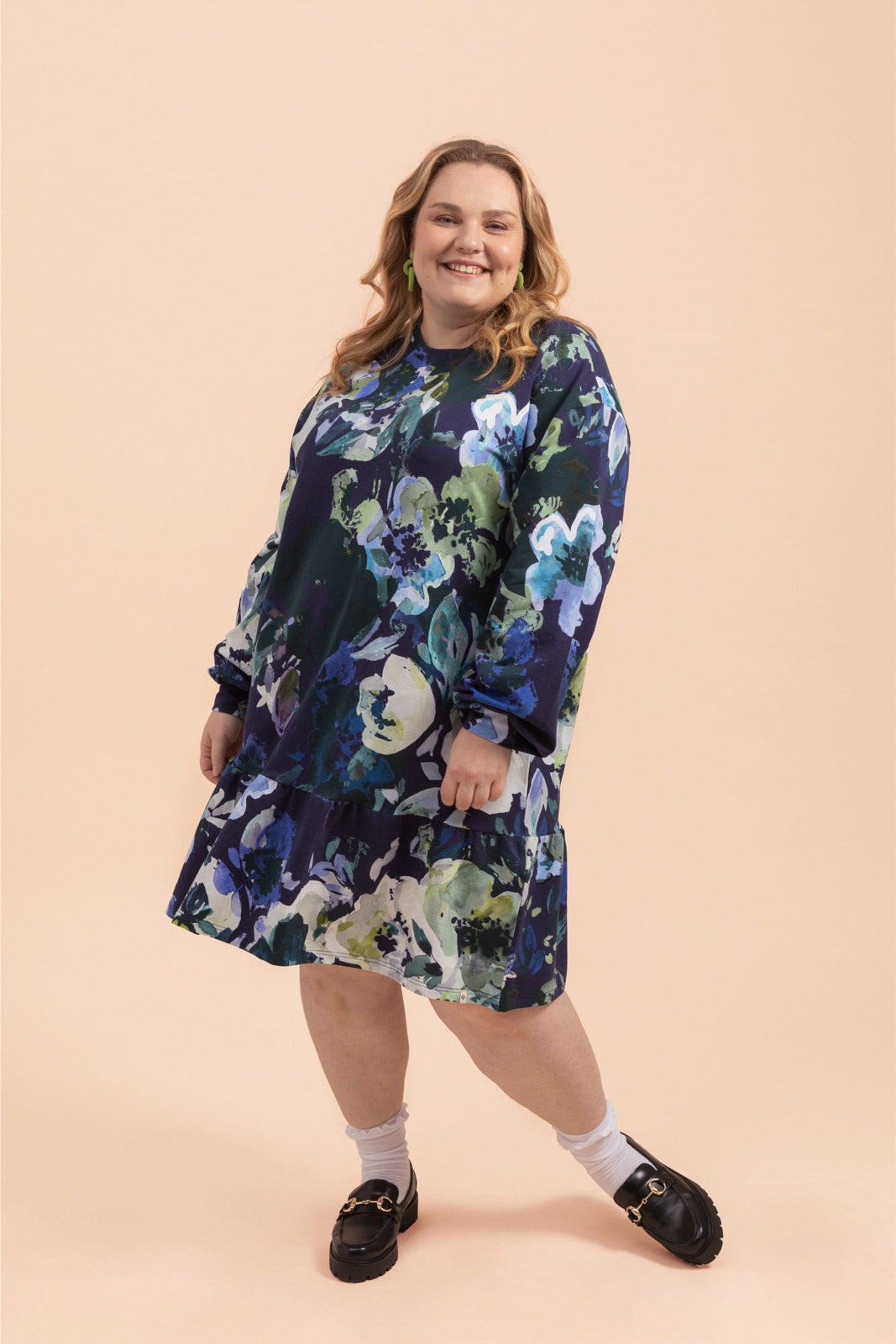 Naisten sininen puuvillamekko kukkakuviolla