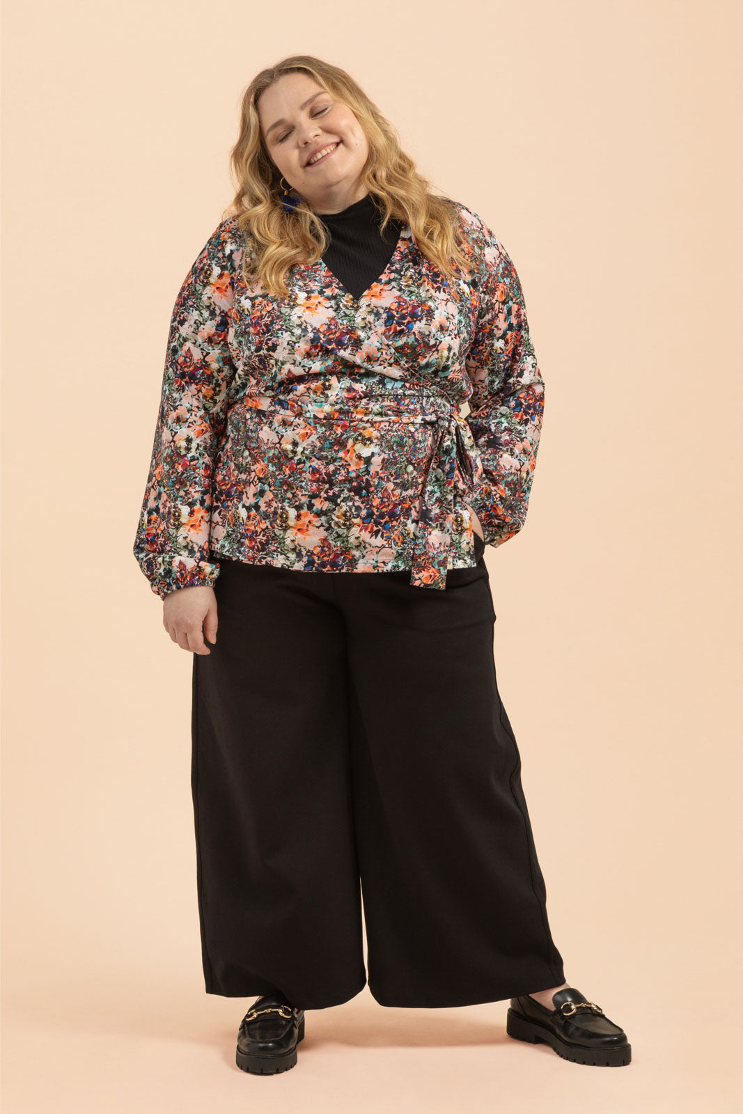 Naisten värikäs puuvillapaita kukkakuviolla | modelheight:167, size:XXL