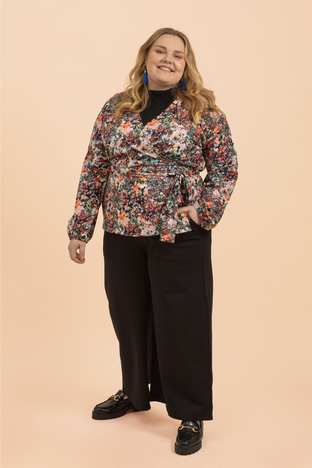 Naisten värikäs puuvillapaita kukkakuviolla | modelheight:167, size:XXL