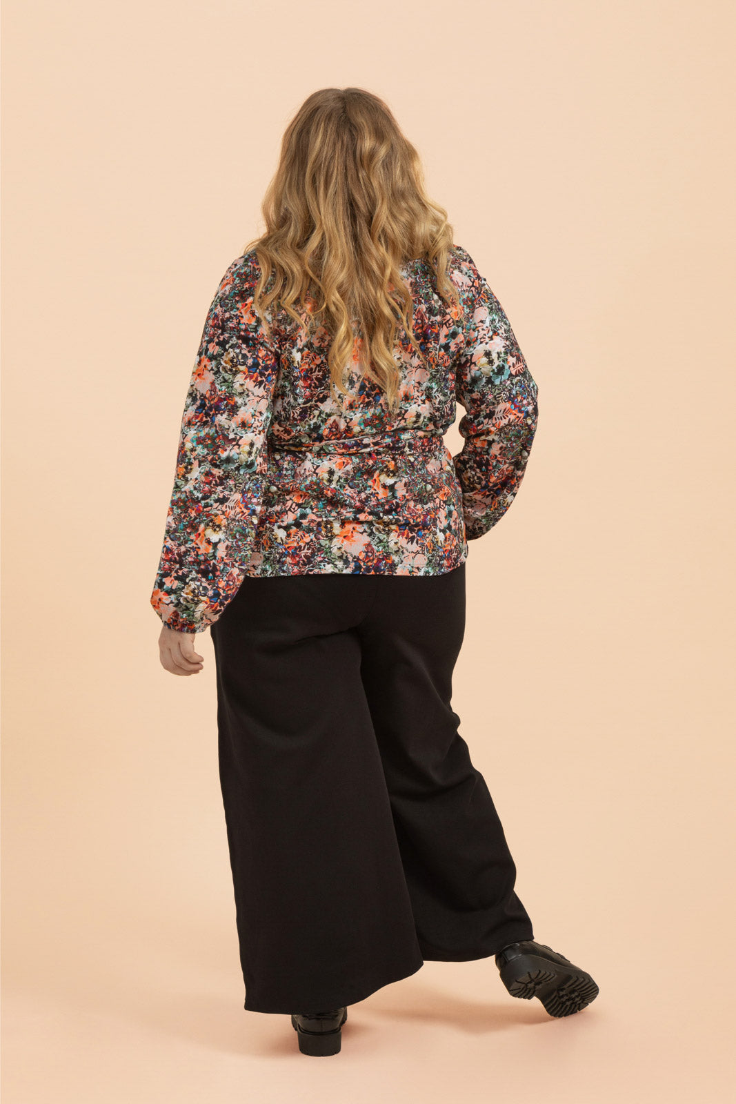 Naisten värikäs puuvillapaita kukkakuviolla | modelheight:167, size:XXL