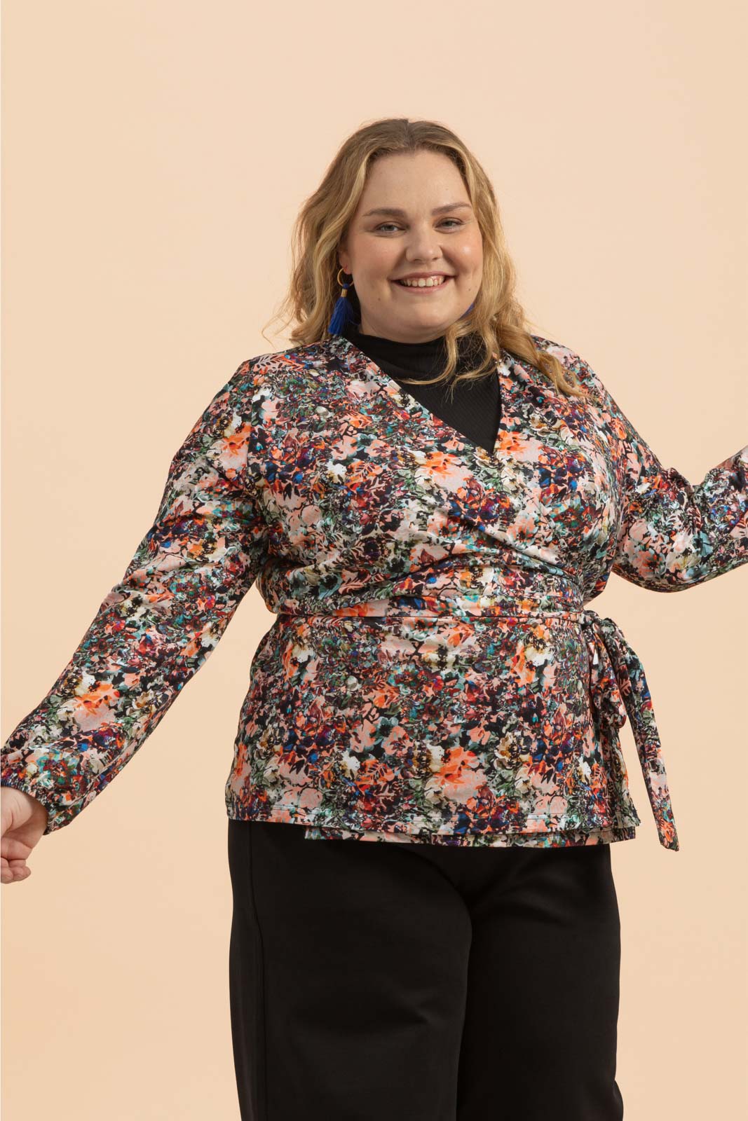 Naisten värikäs puuvillapaita kukkakuviolla | modelheight:167, size:XXL