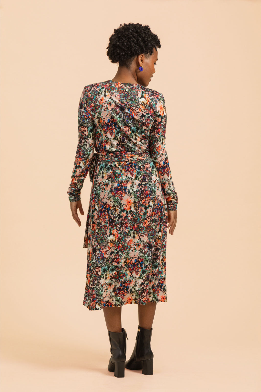 Naisten värikäs viskoositrikoomekko kukkakuviolla | modelheight:158, size:XS