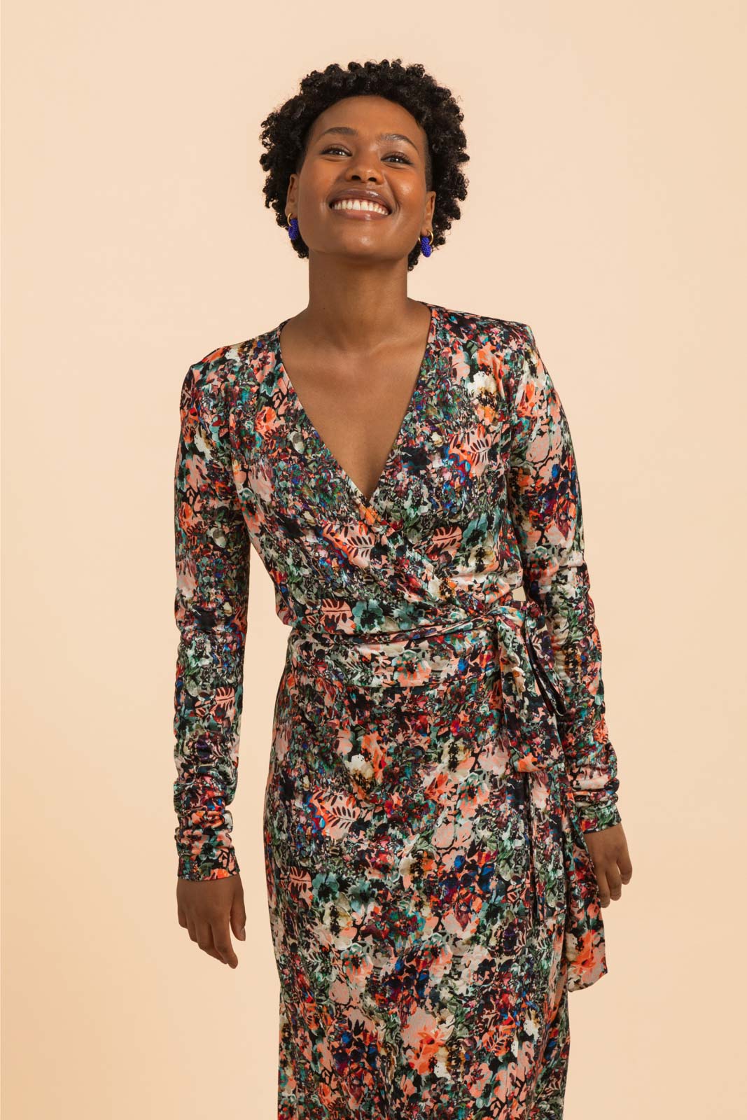 Naisten värikäs viskoositrikoomekko kukkakuviolla | modelheight:158, size:XS