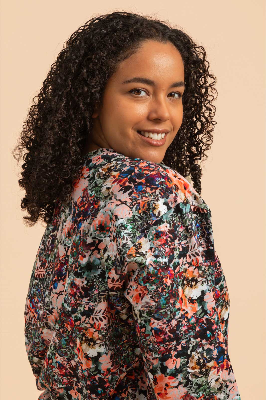 Naisten värikäs collagepaita kukkakuviolla