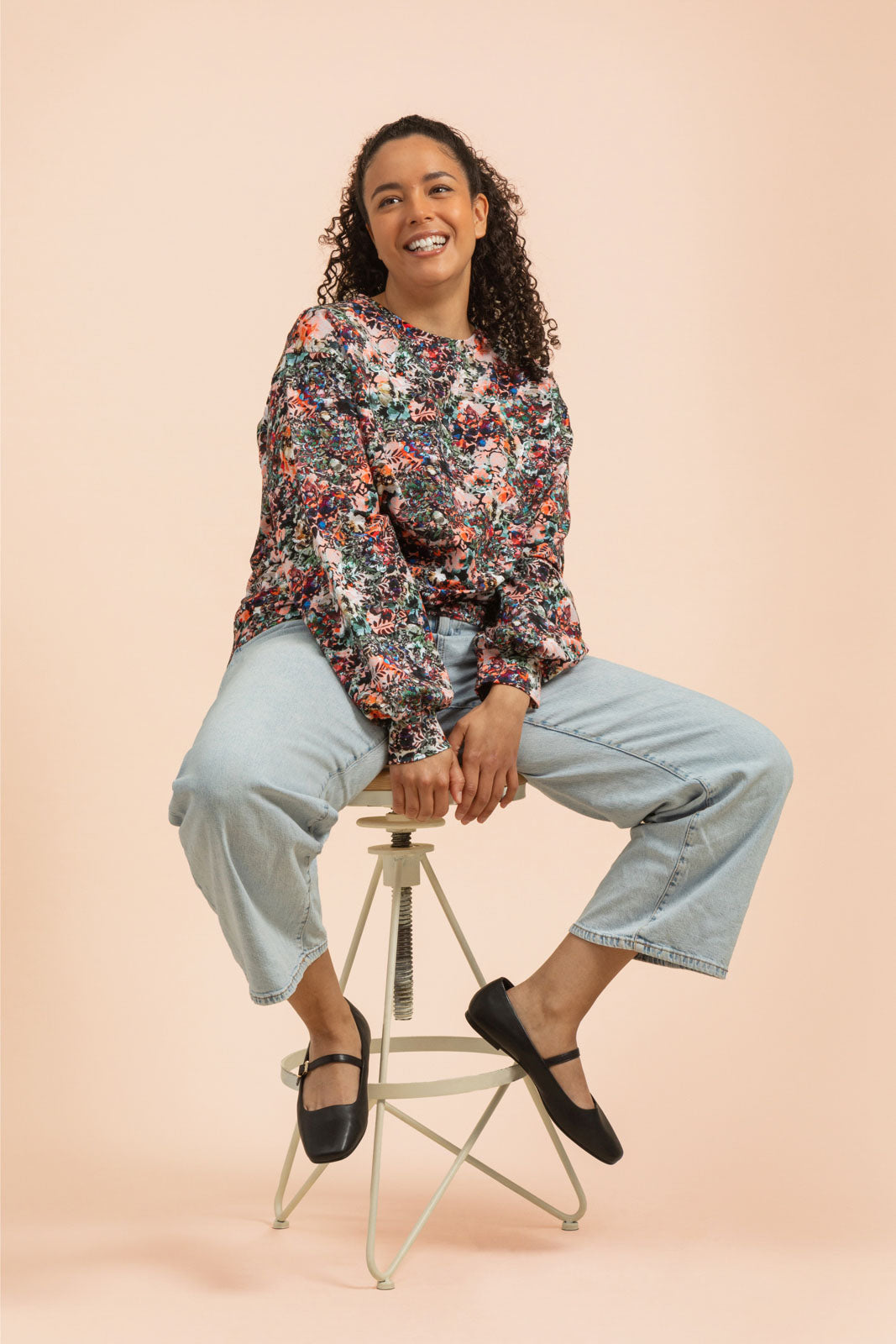 Naisten värikäs collagepaita kukkakuviolla