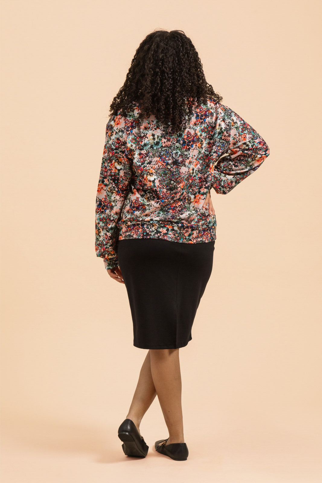 Naisten värikäs collagepaita kukkakuviolla