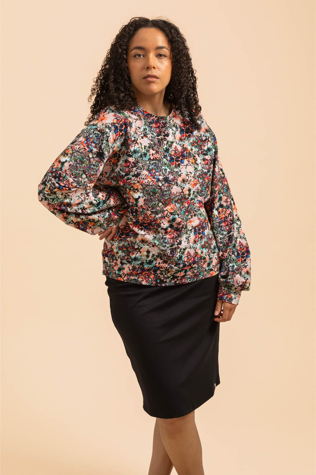 Naisten värikäs collagepaita kukkakuviolla