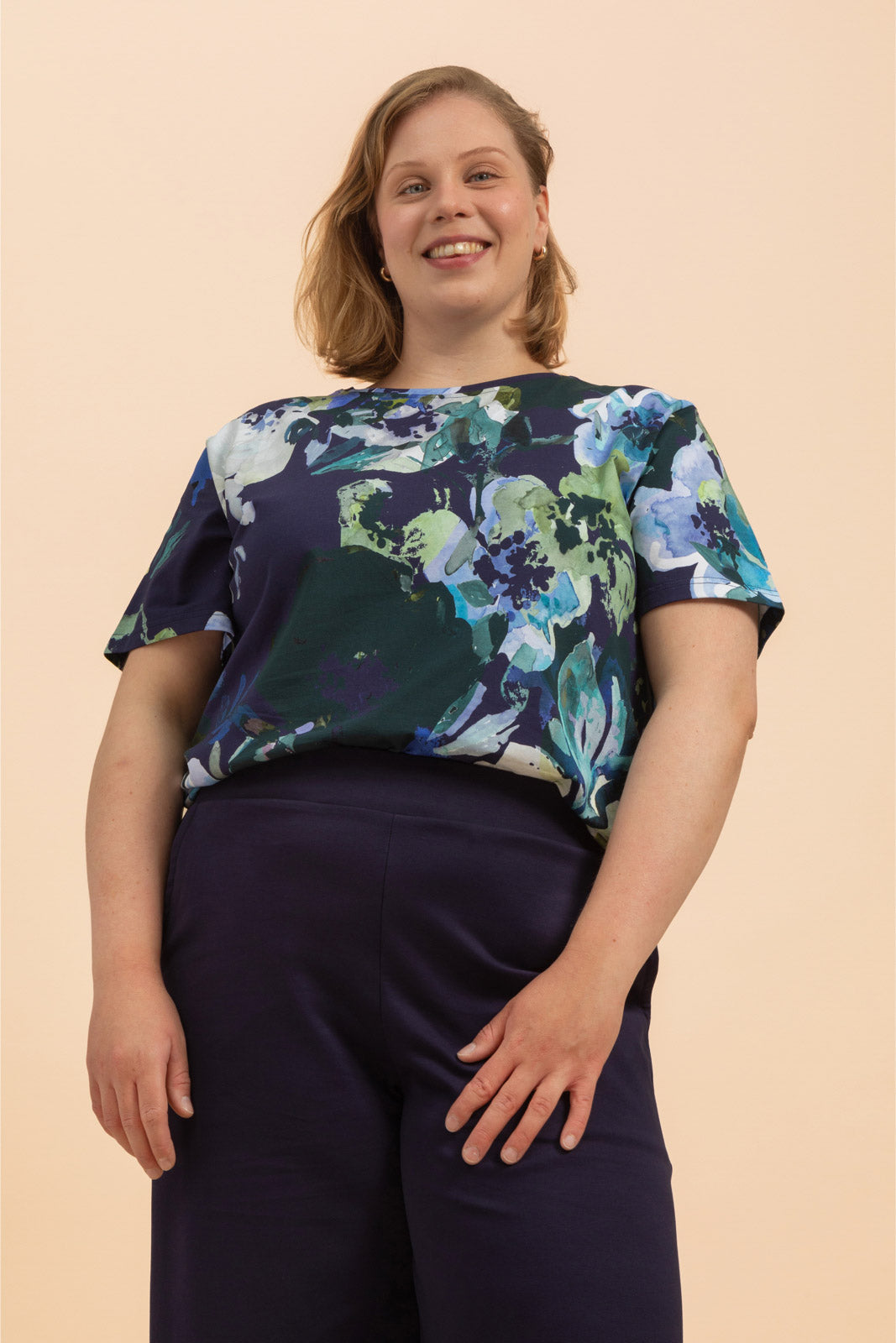 Naisten sininen paita kukkakuviolla | modelheight:174, size:XL