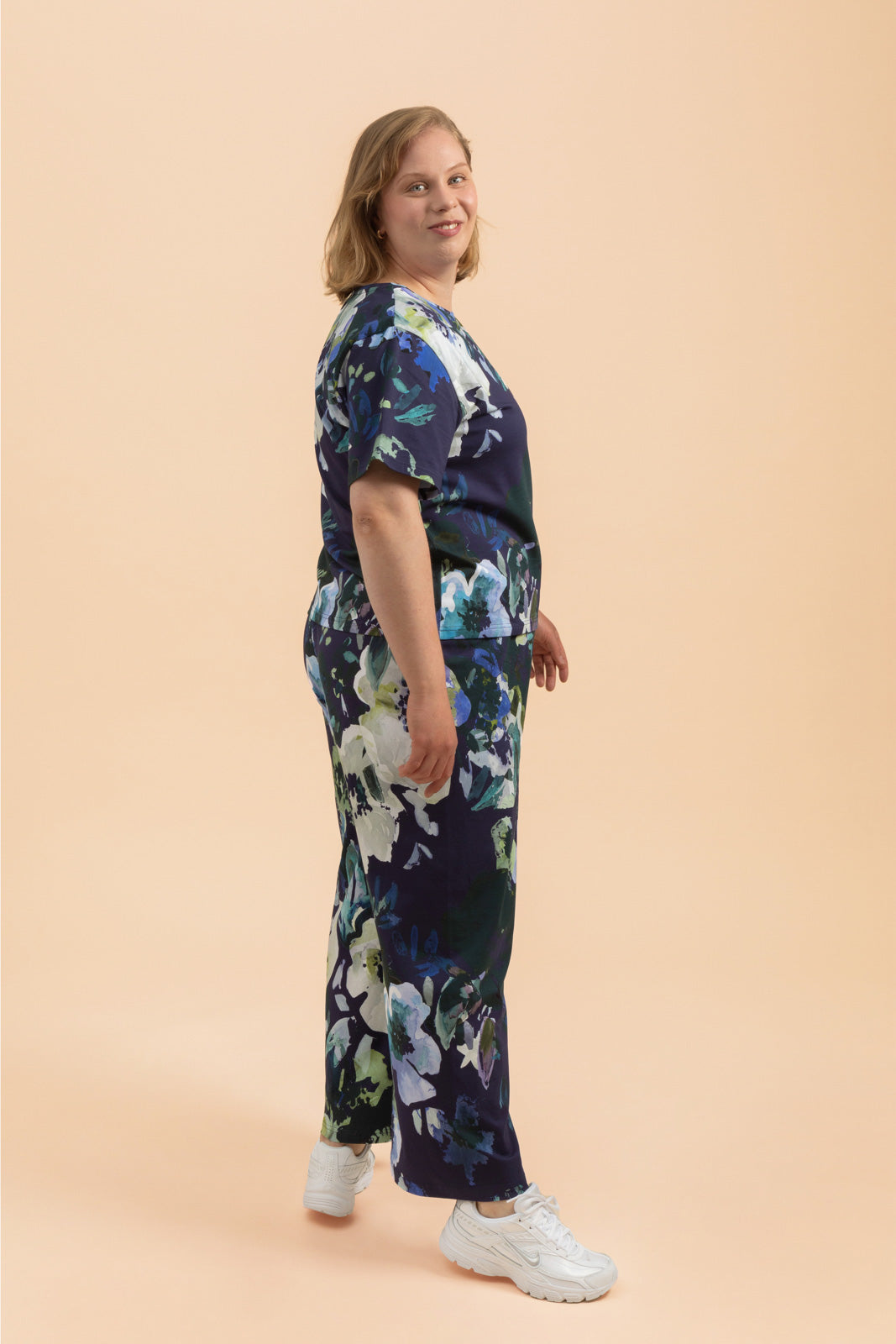 Naisten sininen puuvillahousut kukkakuviolla | modelheight:174, size:XL