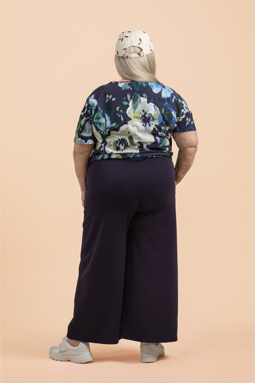 Naisten sininen paita kukkakuviolla