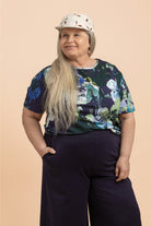 Naisten sininen paita kukkakuviolla