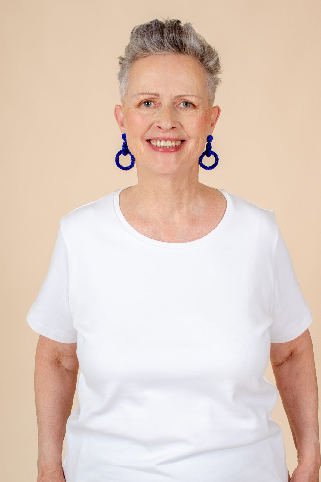 Naisten valkoinen puuvillainen t-paita | modelheight:170, size:L