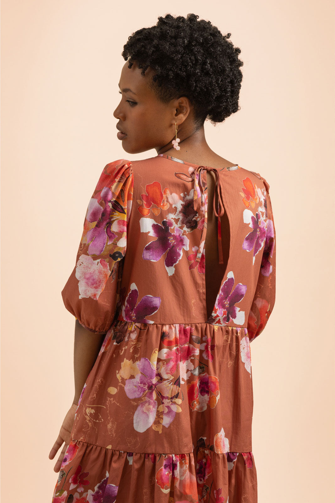 Nepalissa käsintehdyt messinkiset naistenkorvakorut