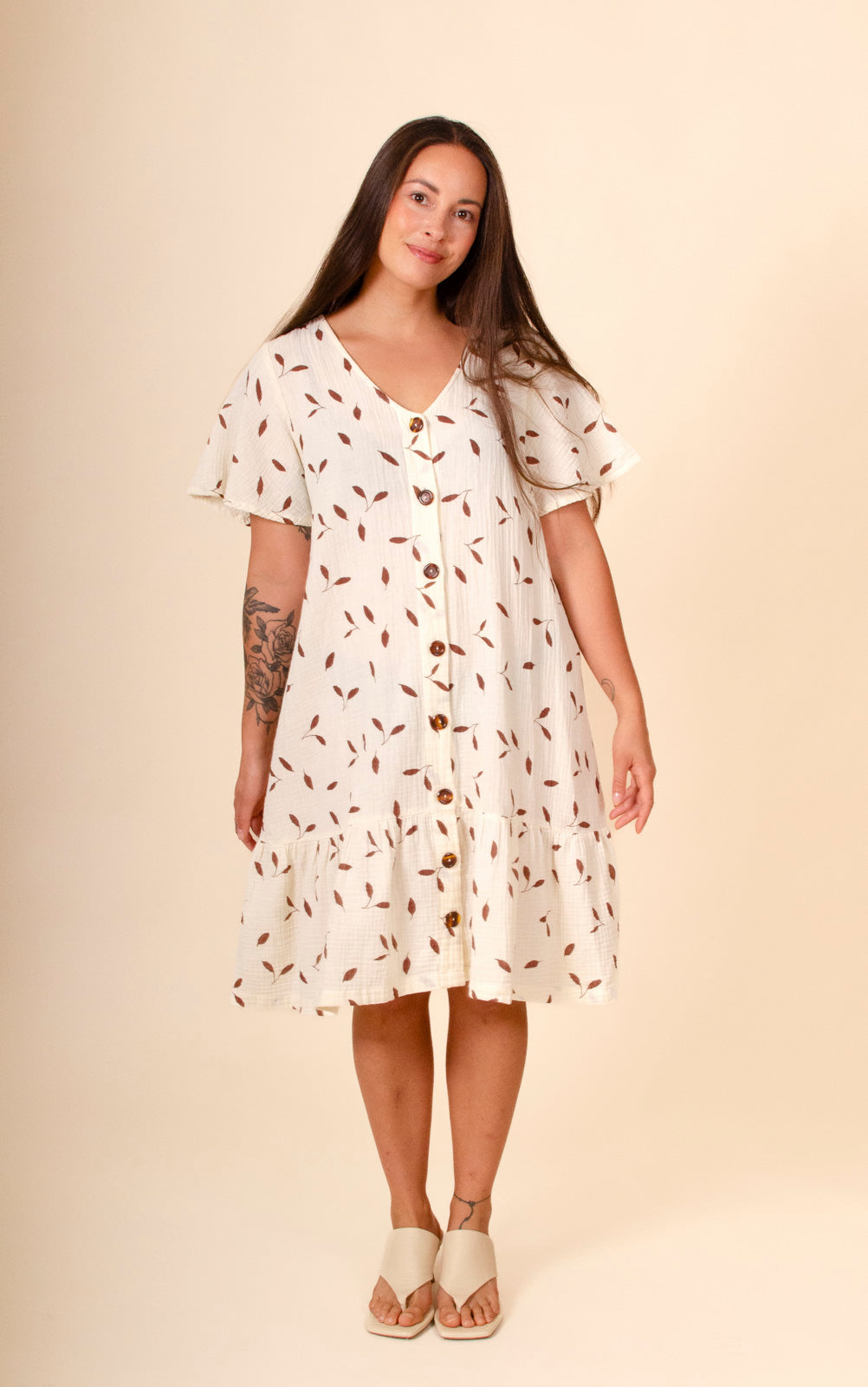 Naisten luonnonvalkoinen puuvillamekko lehtikuosilla | modelheight:160, size:S