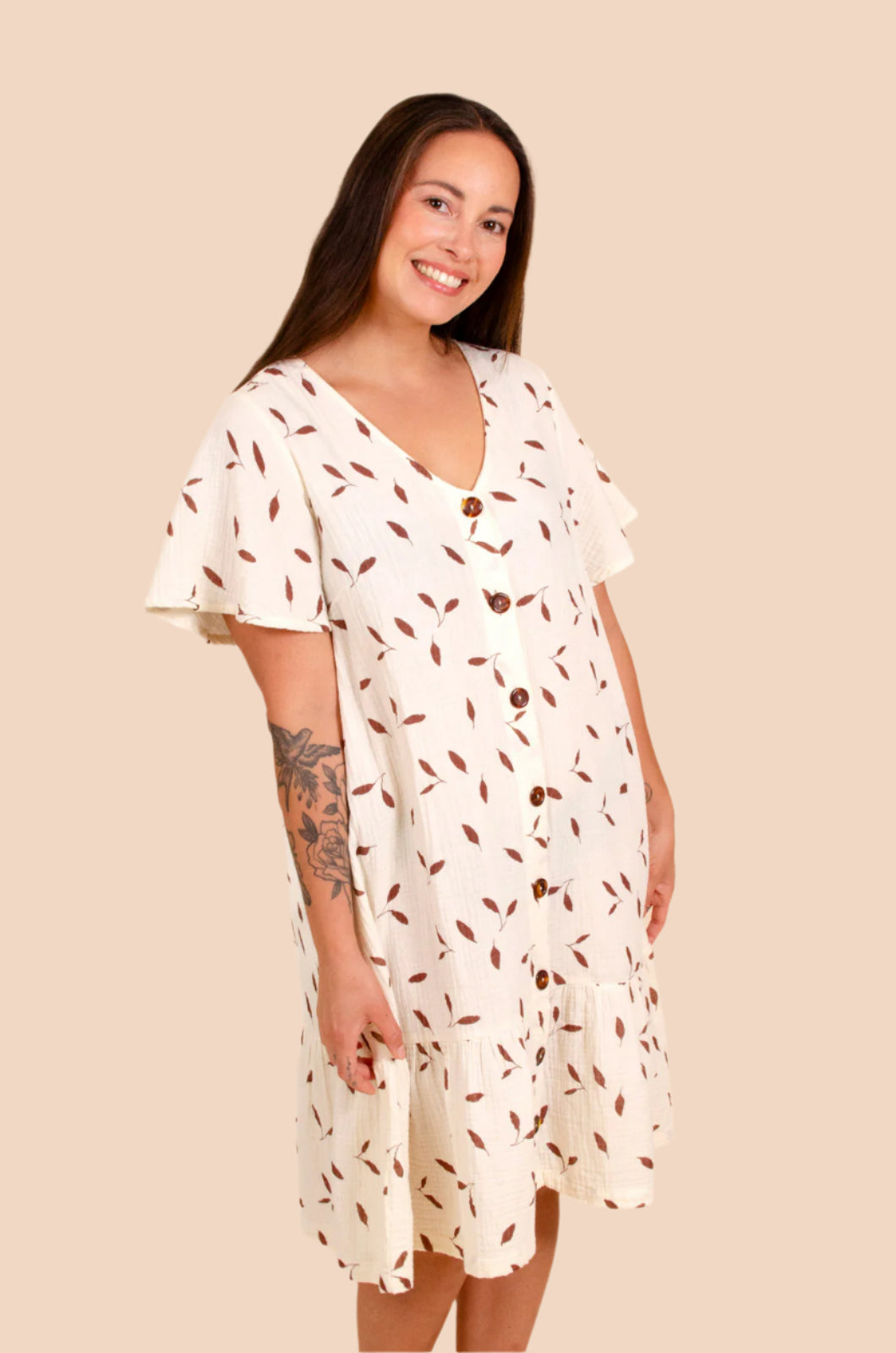 Naisten luonnonvalkoinen puuvillamekko lehtikuosilla | modelheight:160, size:S